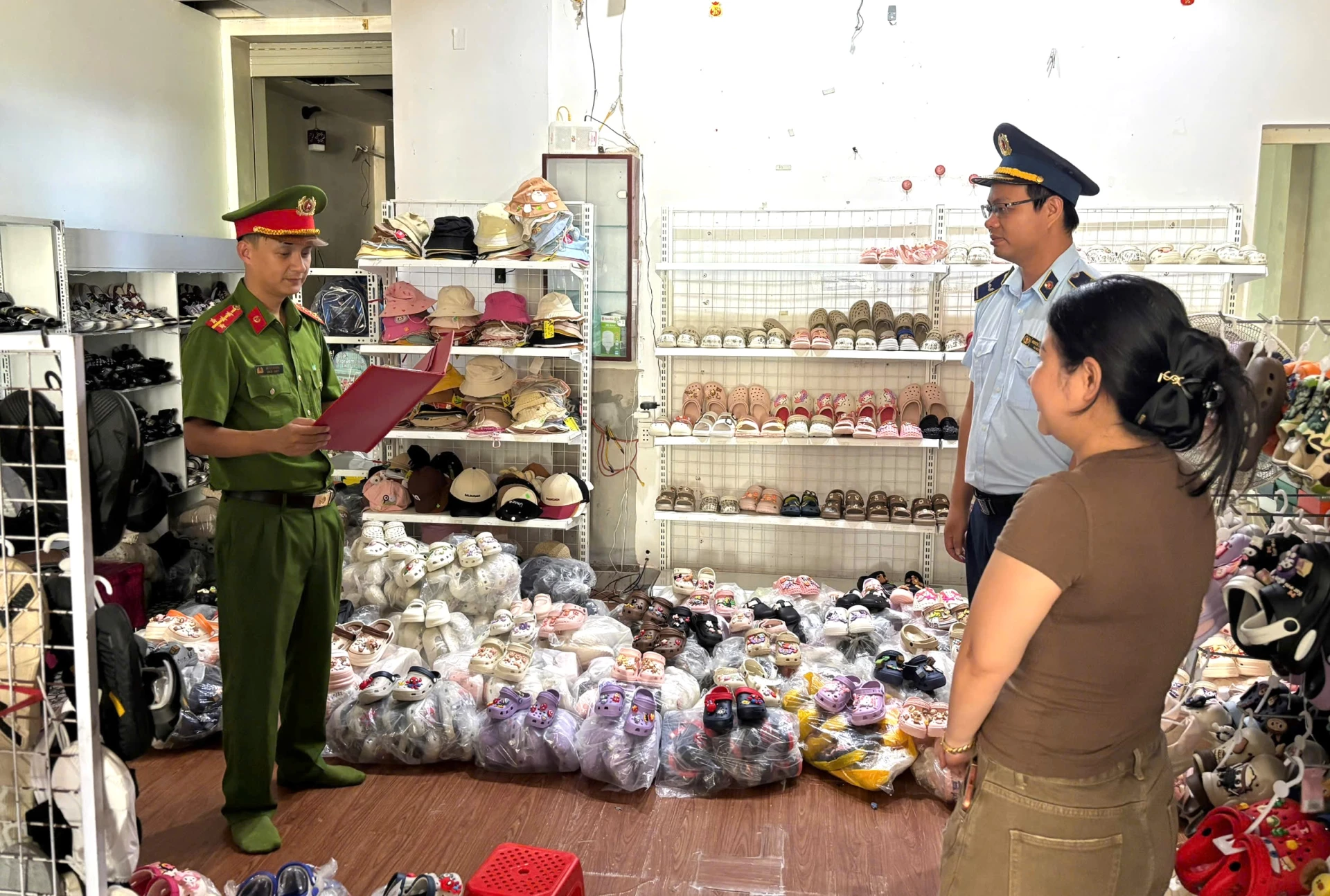 Cơ quan chức năng đã tiến hành khởi tố vụ án hình sự và bị can đối với hai chủ cơ sở Bin Heo và AT Shoes vì hành vi Xâm phạm quyền sở hữu công nghiệp - Ảnh: CAQT