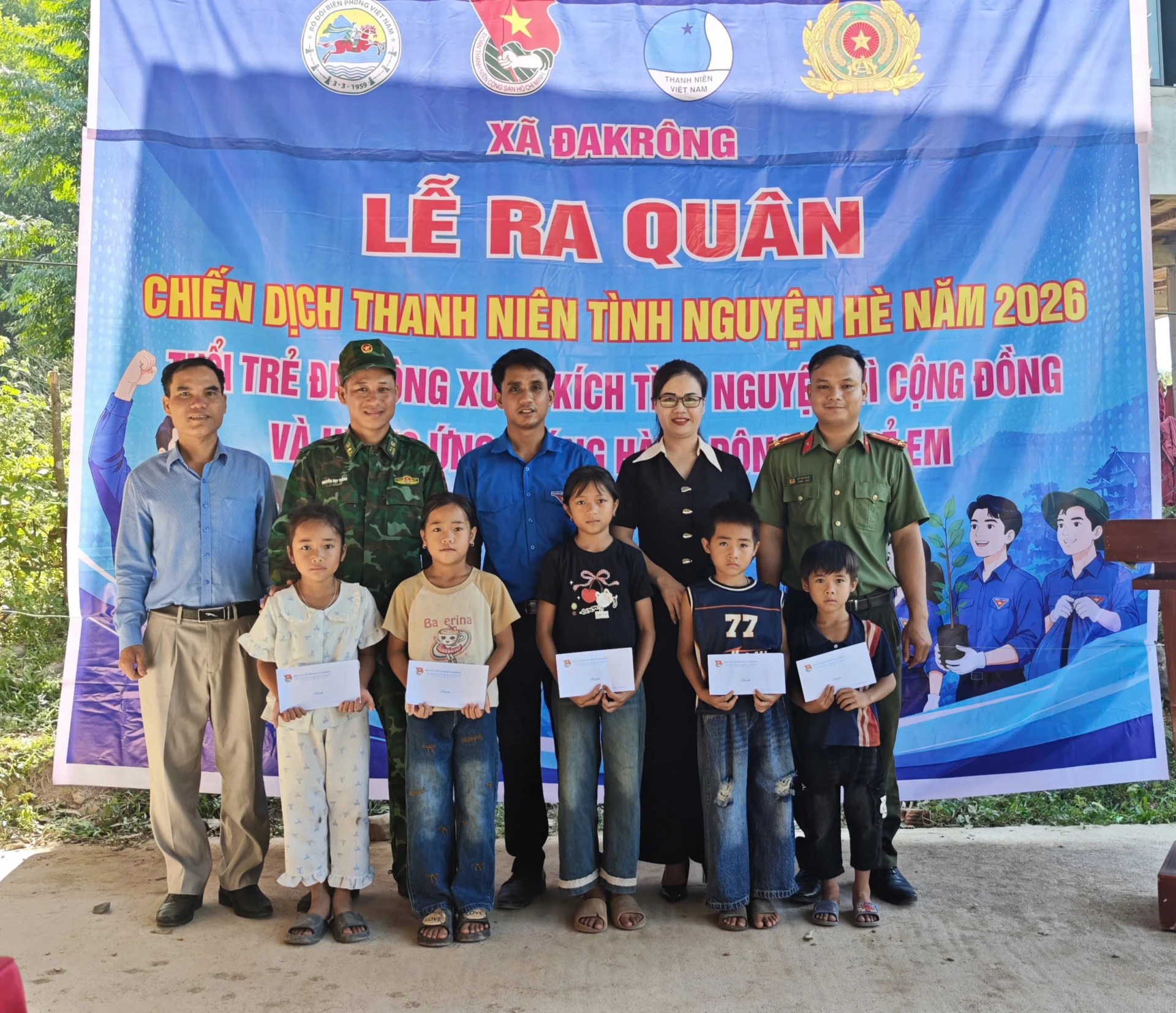 Ban tổ chức trao tặng các phần quà ý nghĩa cho học sinh vượt khó học giỏi trên địa bàn xã Đakrông - Ảnh: K.S