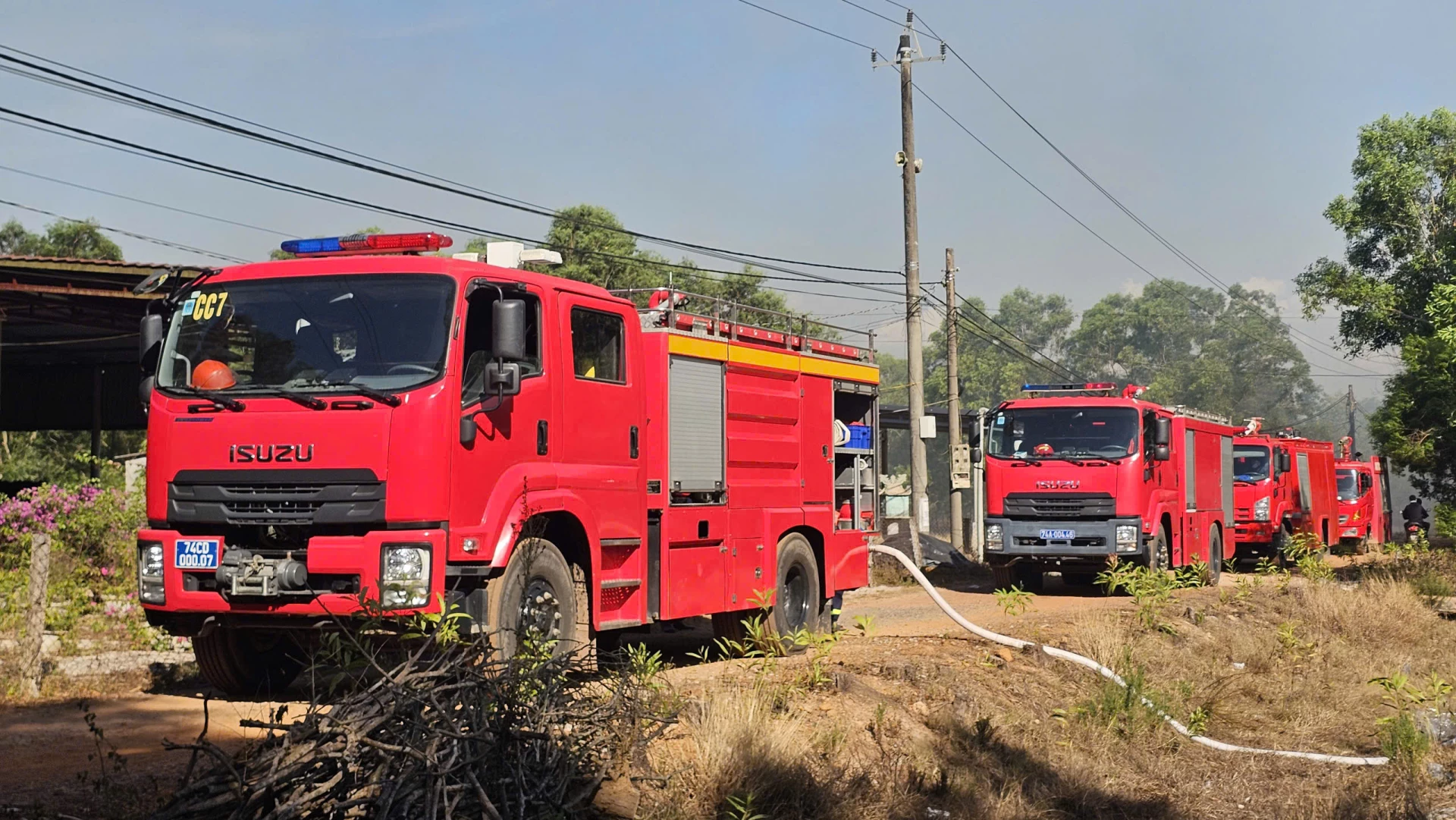 Nhiều xe chuyên dụng được huy động, chia thành nhiều hướng để chữa cháy tại xã Triệu Cơ và Vĩnh Định - Ảnh: Lê Trường