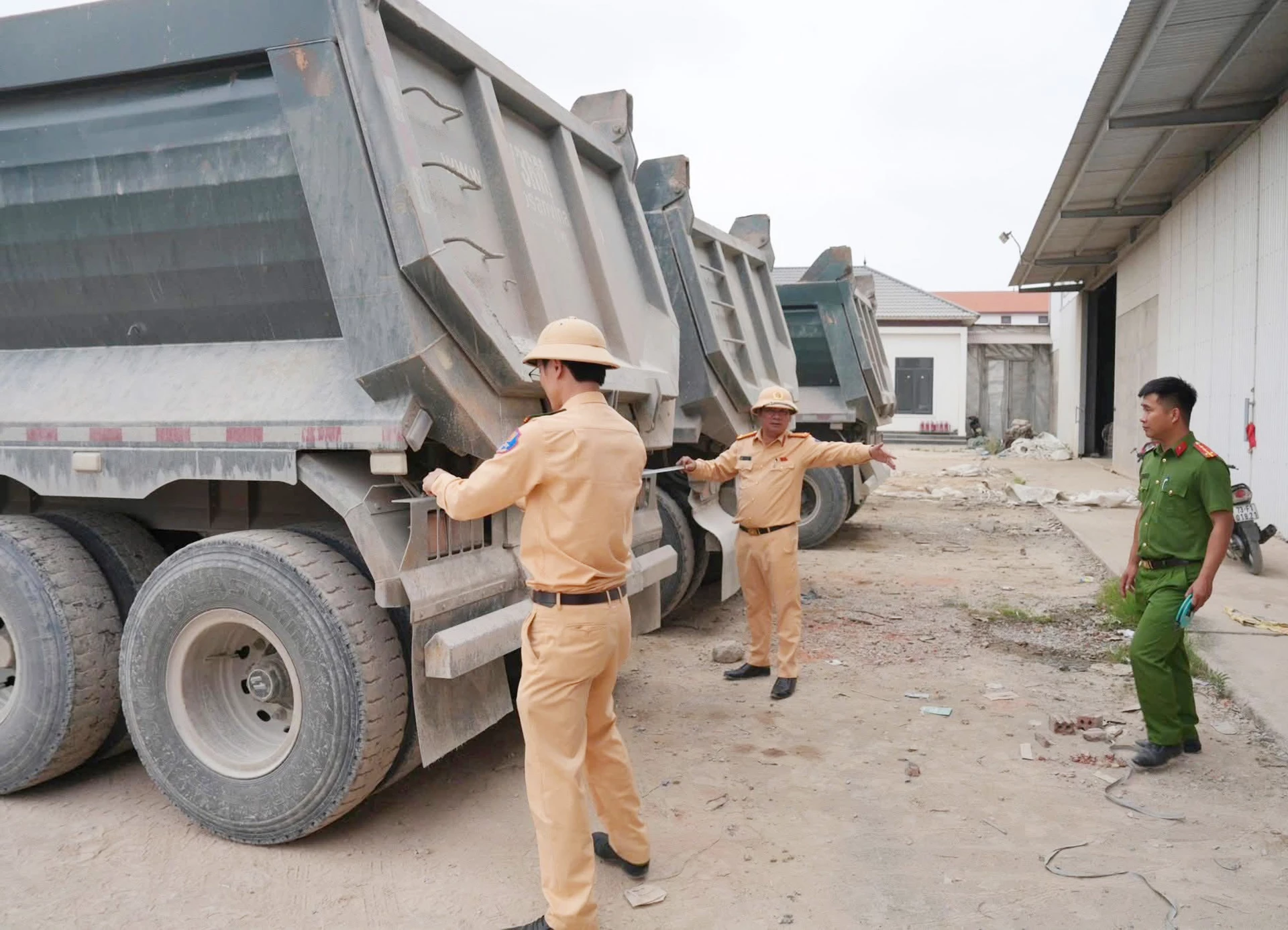 Lực lượng CSGT phối hợp kiểm tra xe ô tô tải vi phạm kích thước thành thùng