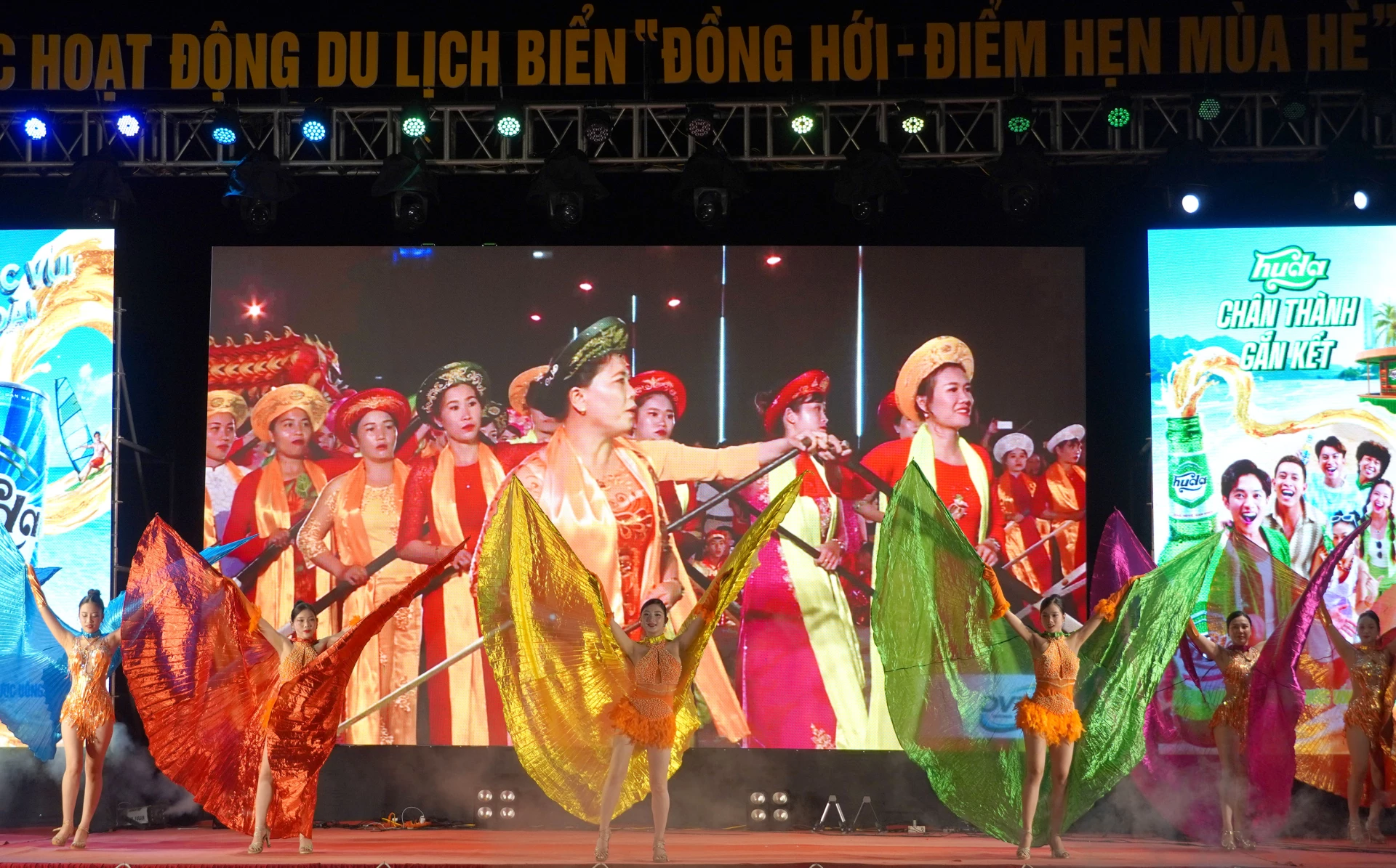Chương trình nghệ thuật đặc sắc “Đồng Hới-Điểm hẹn mùa hè” diễn ra bên bờ biển Nhật Lệ đã thu hút đông đảo người dân và du khách - Ảnh: H.Tr