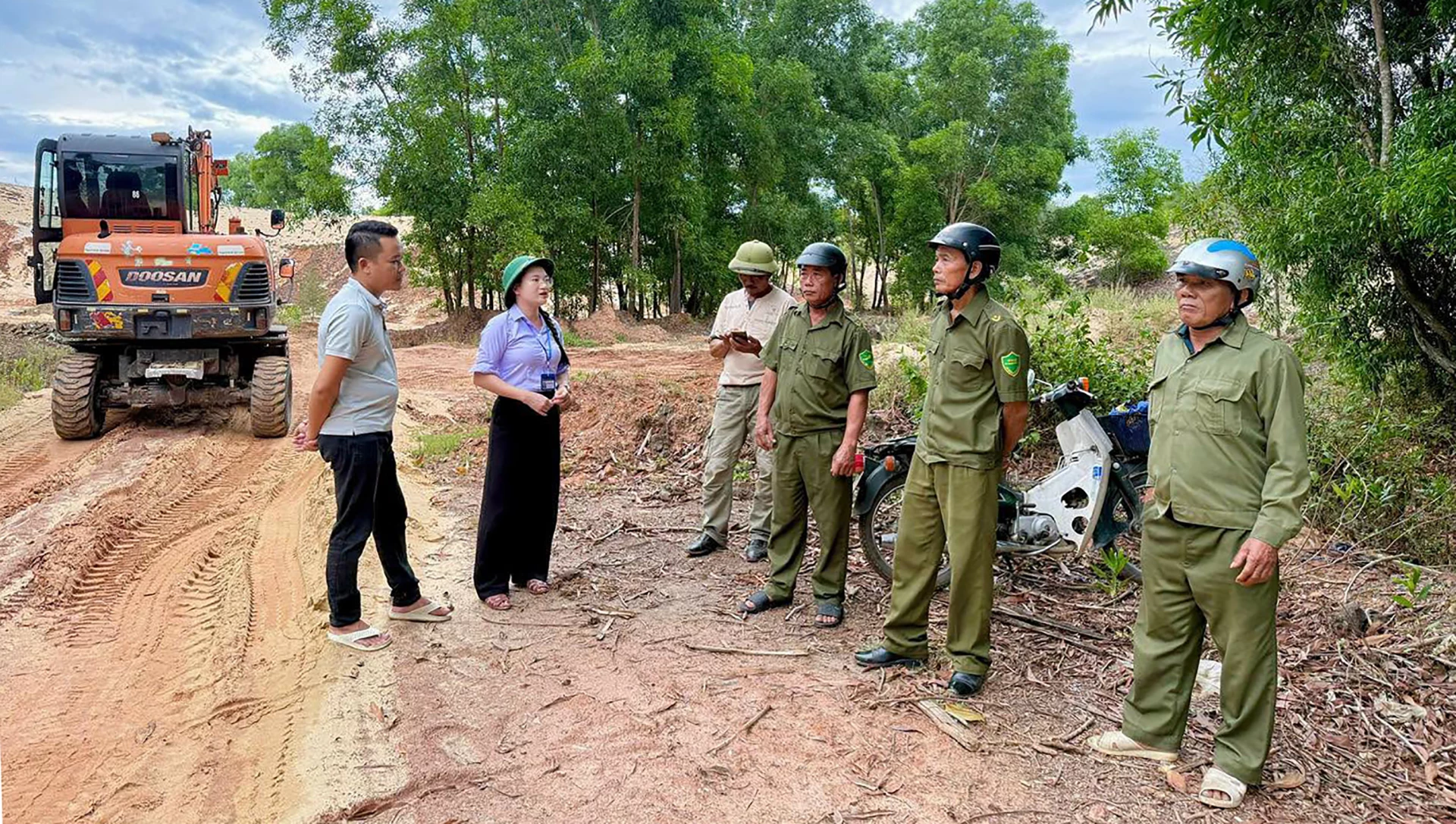 Lãnh đạo phường Bắc Gianh kiểm tra hiện trường - Ảnh: N.M