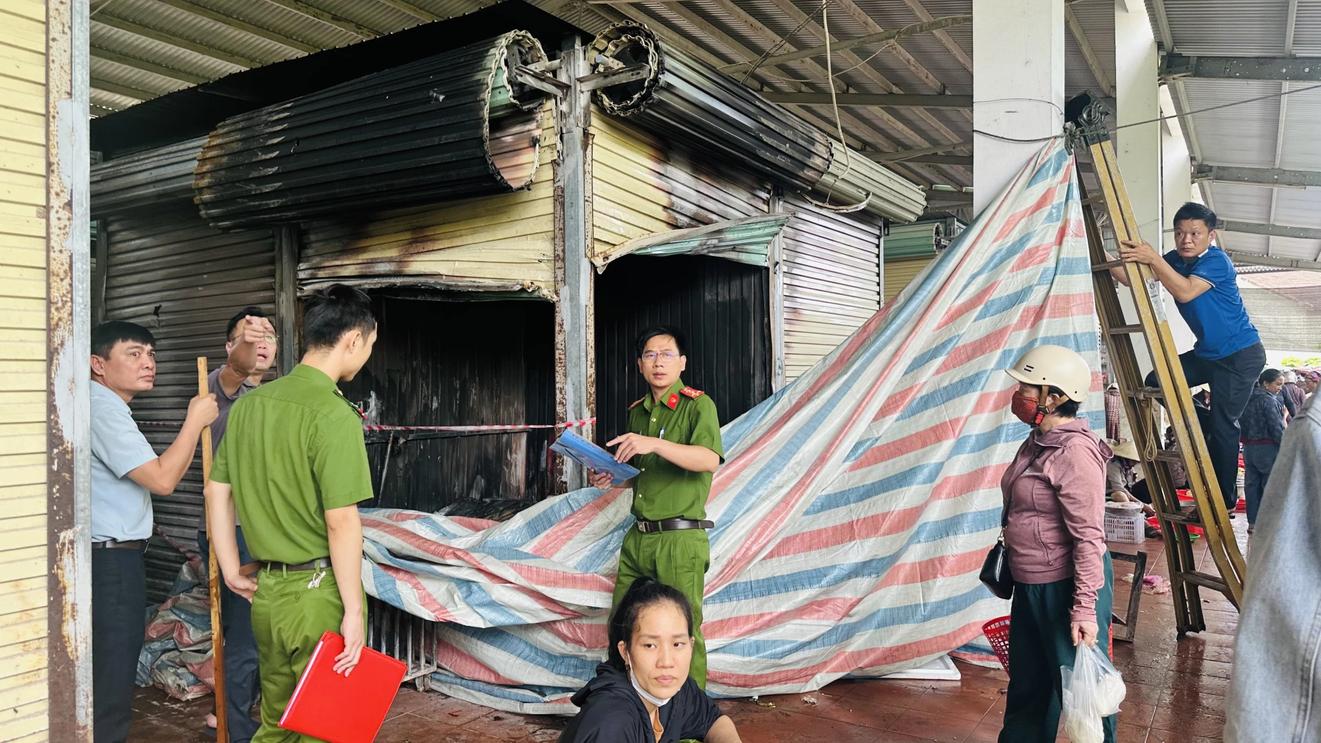 Lực lượng chức năng kiểm tra hiện trường vụ cháy - Ảnh: B.N
