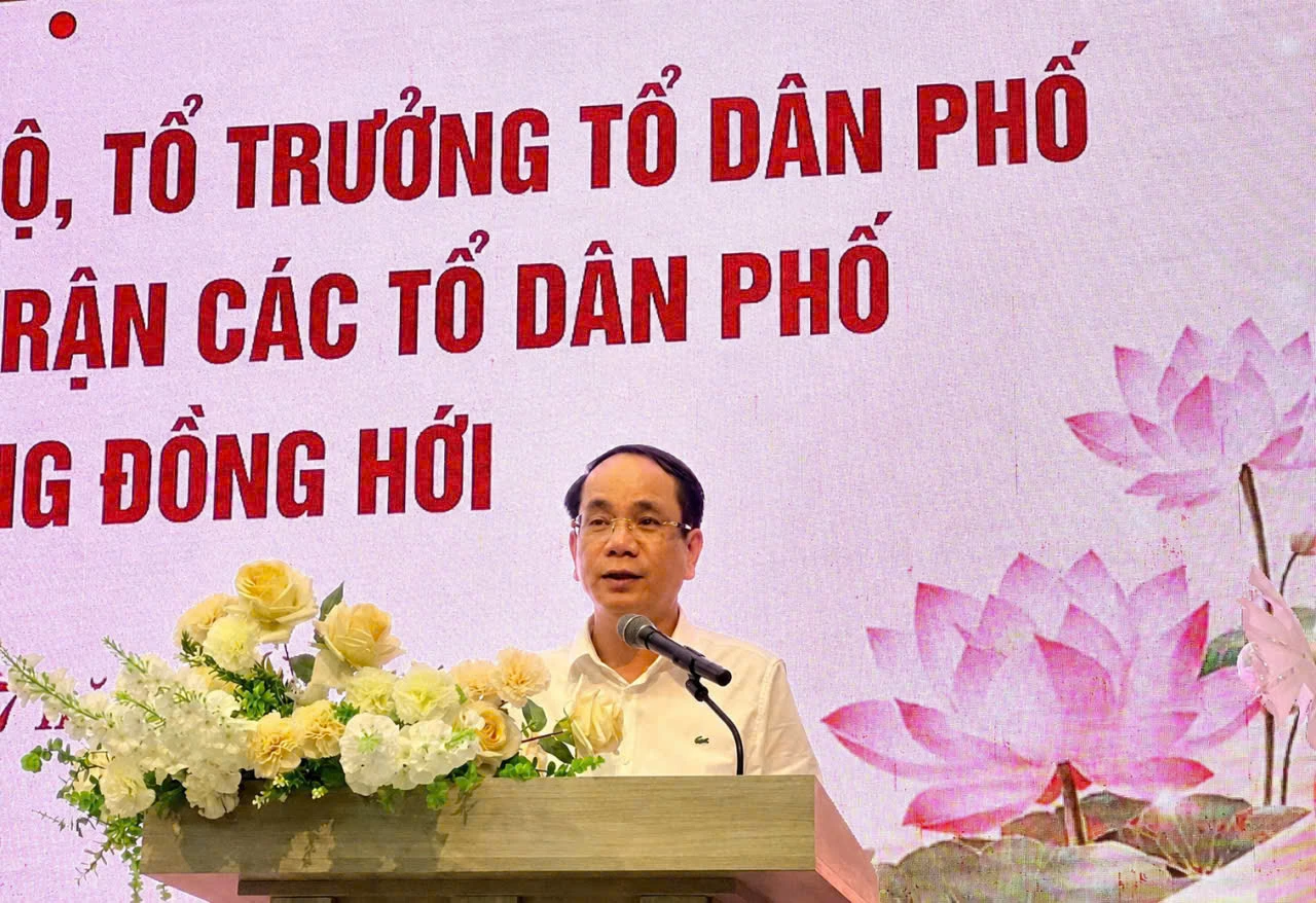 Đồng chí Bí thư Đảng ủy phường Đồng Hới Phan Mạnh Hùng phát biểu tại buổi gặp mặt - Ảnh: P.V.