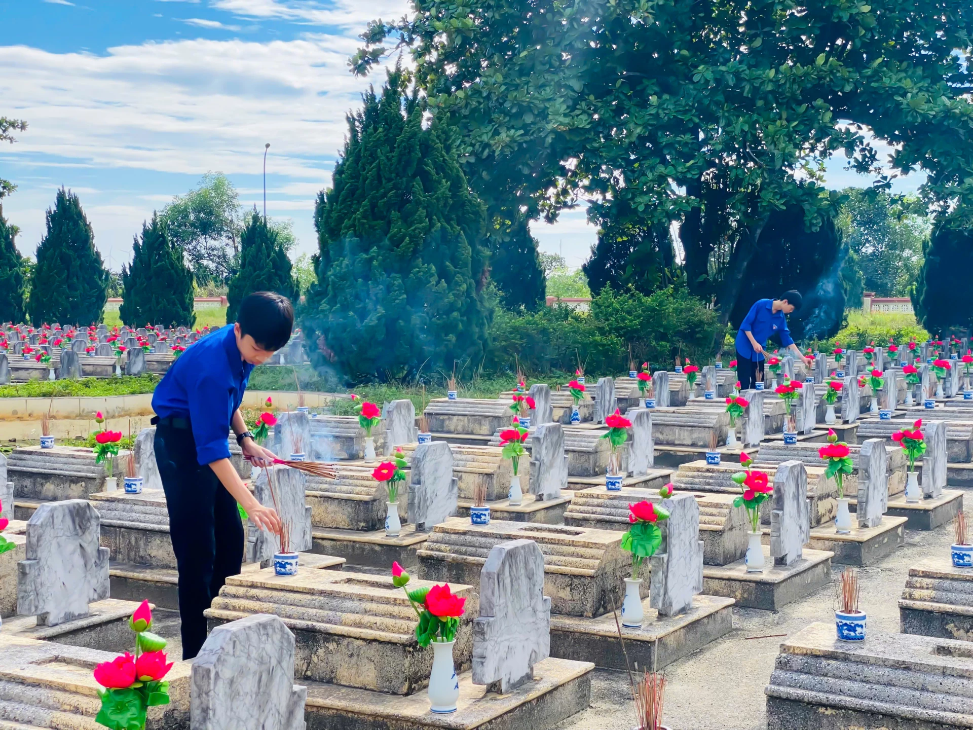 Đoàn viên, thanh niên thắp hương lên các phần mộ liệt sỹ - Ảnh: N.H