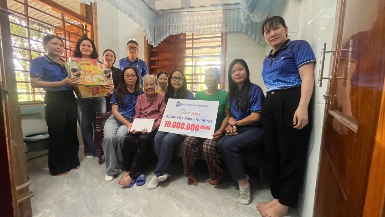 Đại diện lãnh đạo Bảo hiểm VietinBank và Ban Chấp hành công đoàn Tổng Công ty thăm hỏi, động viên và tặng quà cho các Mẹ Việt Nam Anh hùng - Ảnh: Q.V