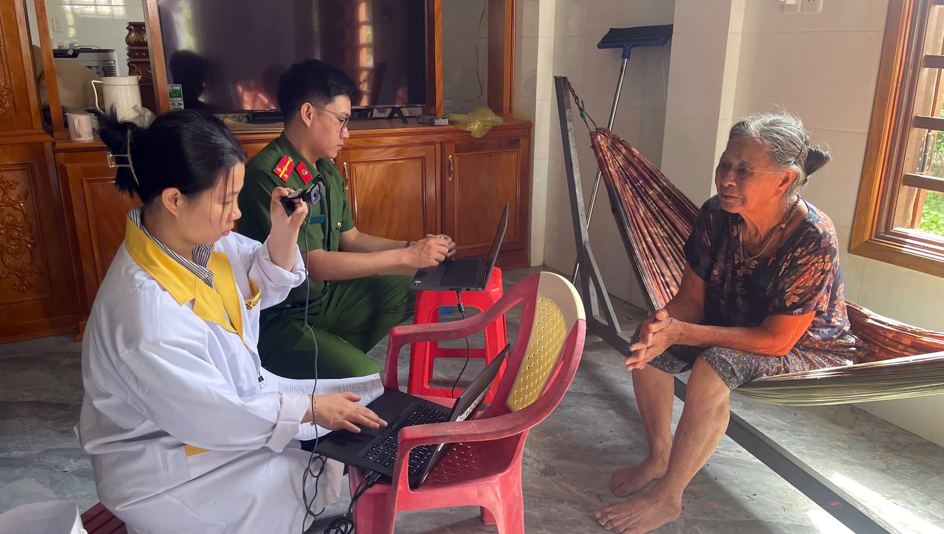 Tổ lưu động lấy mẫu AND tại phường Nam Ba Đồn - Ảnh: N.M