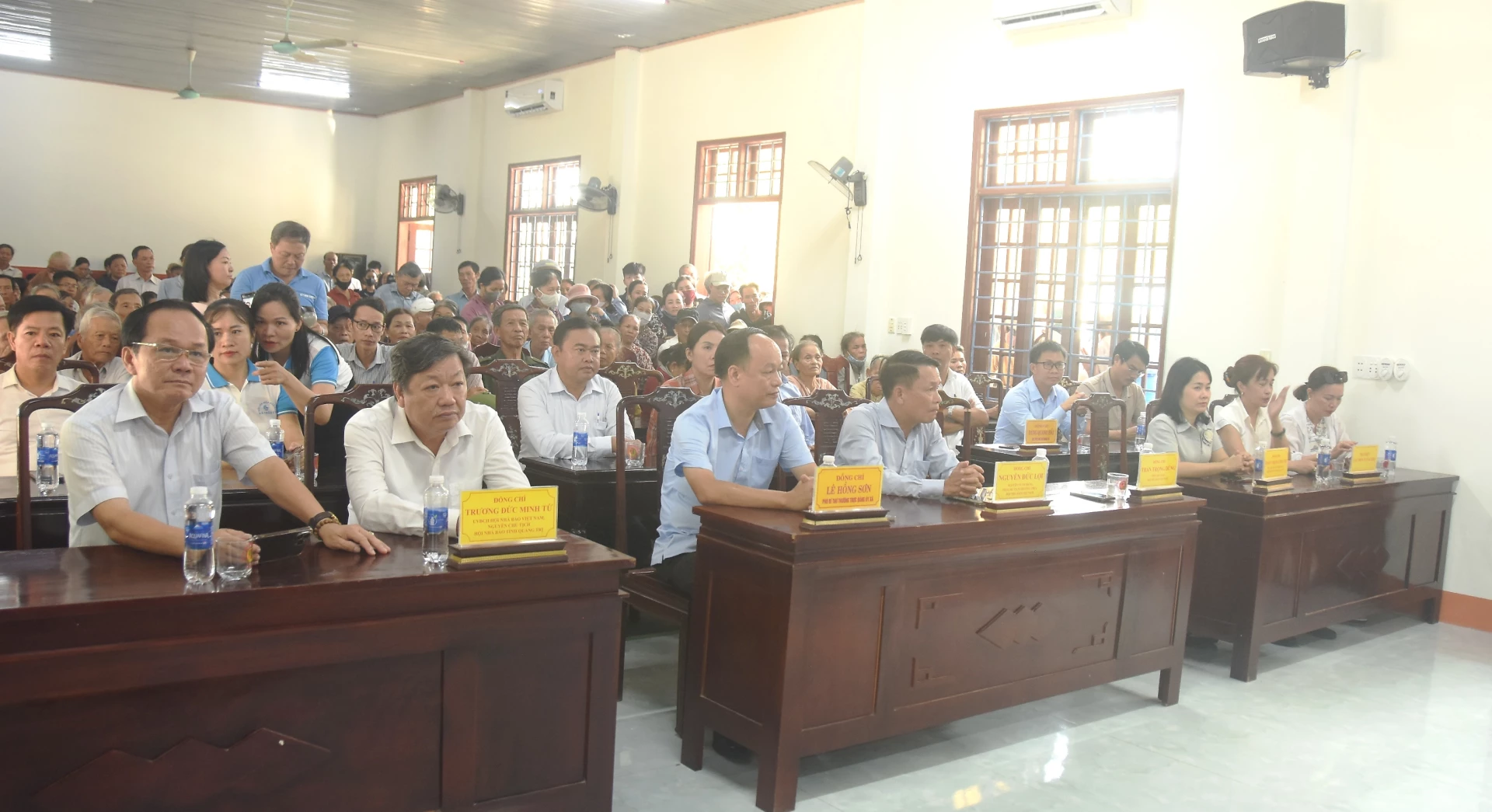 Các đại biểu tham dự chương trình trao quà - Ảnh: Đ.V