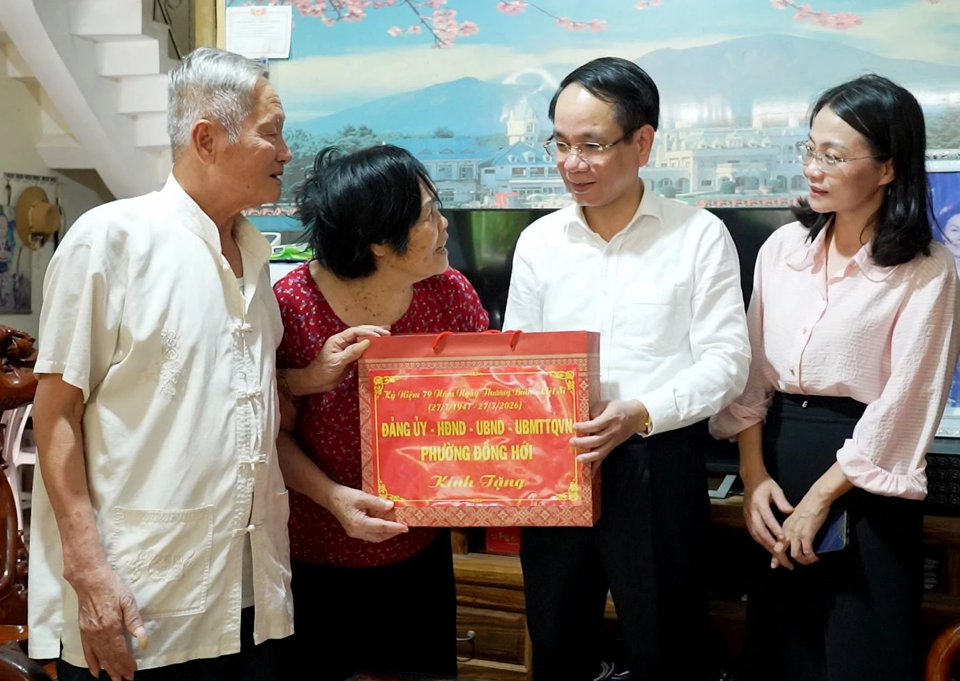 Đồng chí Bí thư Đảng ủy phường Đồng Hới Phan Mạnh Hùng tặng quà, động viên thương binh Trương Thị Sen, ở TDP Đồng Phú 3.