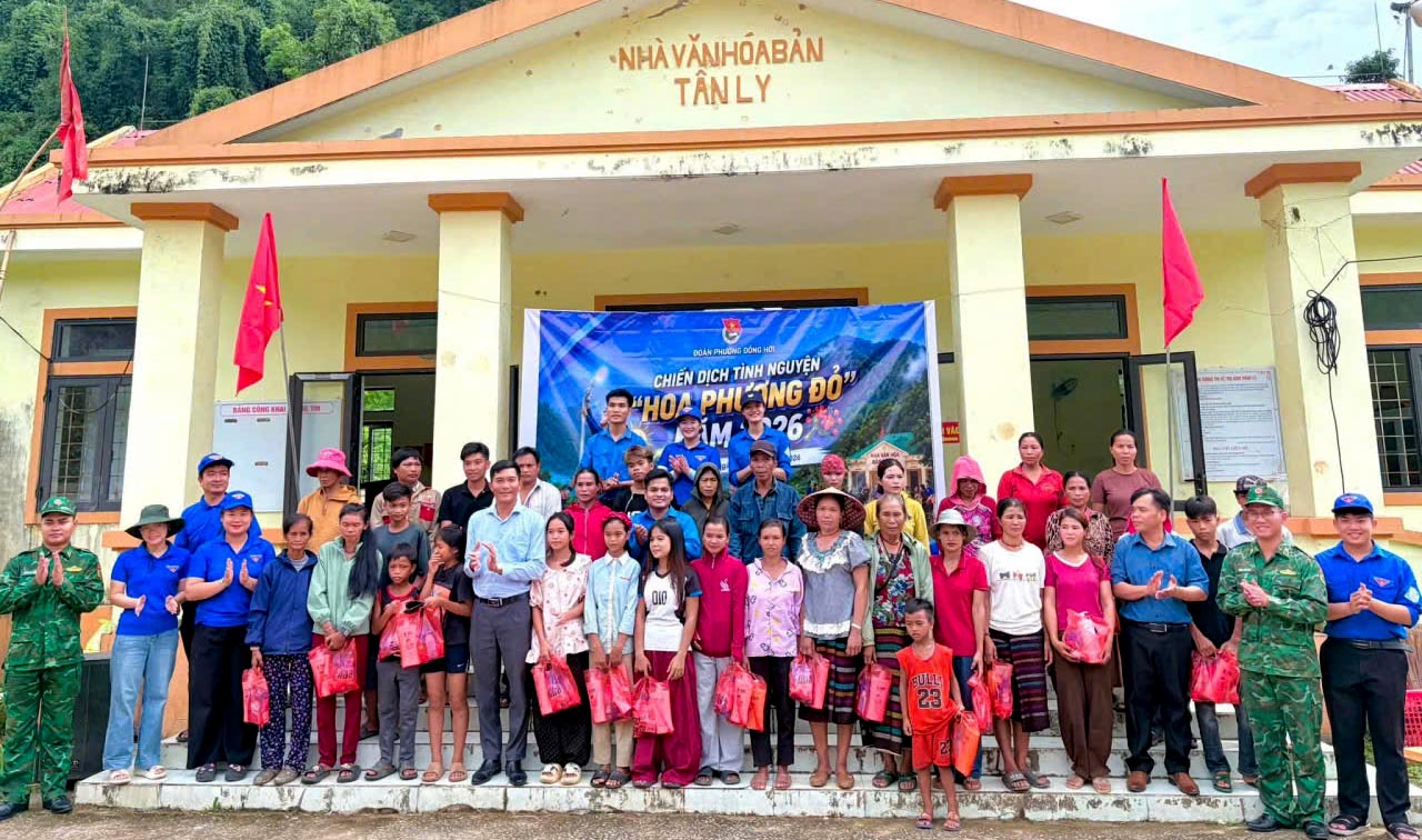 Đại diện xã Kim Ngân và ban tổ chức trao quà đến các hộ gia đình và các em thiếu nhi - Ảnh: P.V.