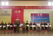 Học bổng Bùi Kim Đỉnh Nâng bước học sinh DTTS Quảng Trị Trao học bổng Bùi Kim Đỉnh cho học sinh dân tộc thiểu số tỉnh Quảng Trị