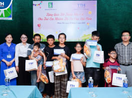 Trao quà 1/6: Thắp sáng nụ cười trẻ em khiếm thị Tặng quà cho trẻ em khiếm thị nhân Ngày Quốc tế Thiếu nhi 1/6