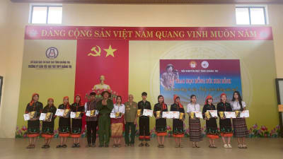 Trao học bổng Bùi Kim Đỉnh cho học sinh dân tộc thiểu số tỉnh Quảng Trị