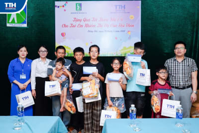 Tặng quà cho trẻ em khiếm thị nhân Ngày Quốc tế Thiếu nhi 1/6
