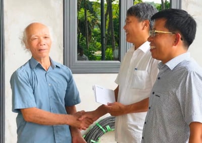Xã Tân Thành: Trao hàng trăm suất quà cho gia đình chính sách và người có công