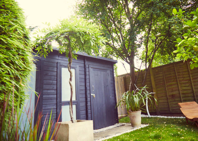 outdoor_black_shed_with_plants_wider_shot_photoshoot_location_for_hire_uk_location_management_agency