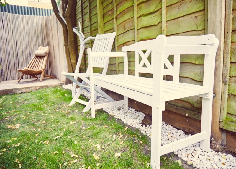 outdoor_photoshoot_location_wooden_deck_chair_and_bench_in_garden_location_management_agency