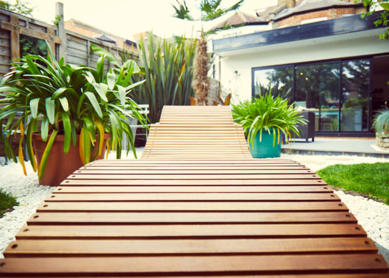 outdoor_garden_wooden_loungerclose_up_shoot_location_locations_management_UK