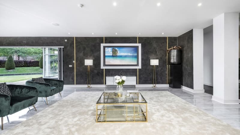 living_room_with_gold_decor_luxury_mansion_photo_film_location_for_hire_london