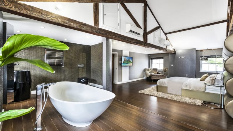 luxury_bedroom_with_en_suite_luxury_mansion_for_hire_london