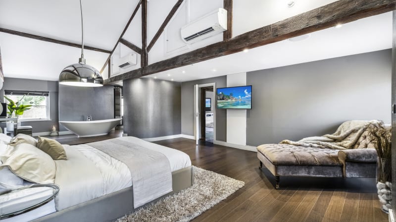 luxury_bedroom_with_en_suite_luxury_mansion_for_hire_london
