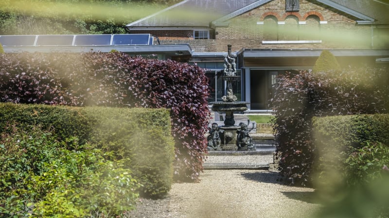 garden_location_space_for_hire_front_of_mansion_statue_water_feature_uk