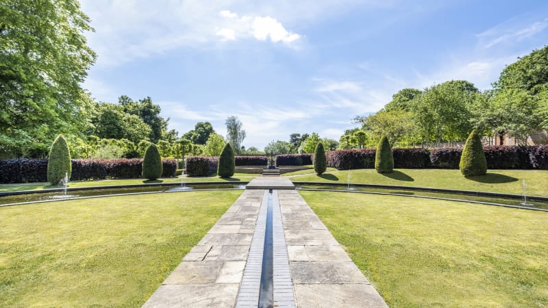 outdoors_luxury_mansion_landscaped_gardens_location_for_hire_london