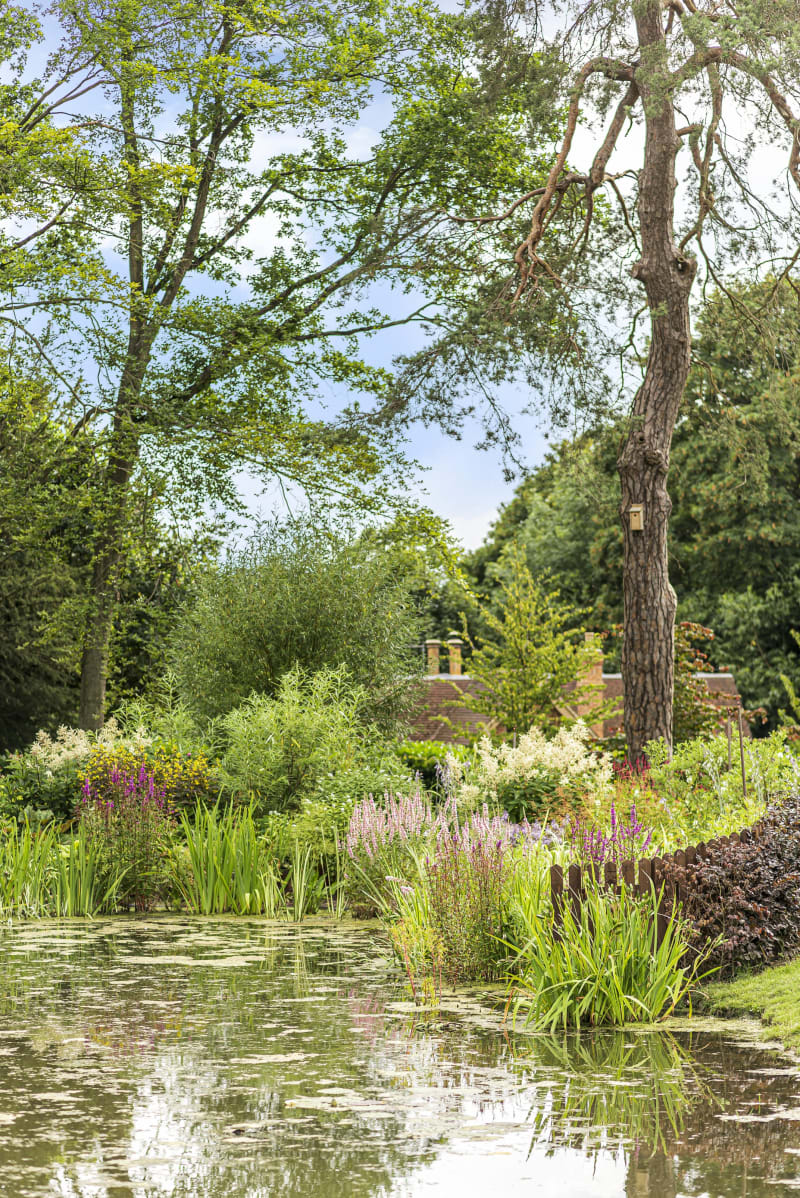 Danes_Manor_georgian_country_house_gardens_and_pond_period_location_photoshoot_and_film_house_uk