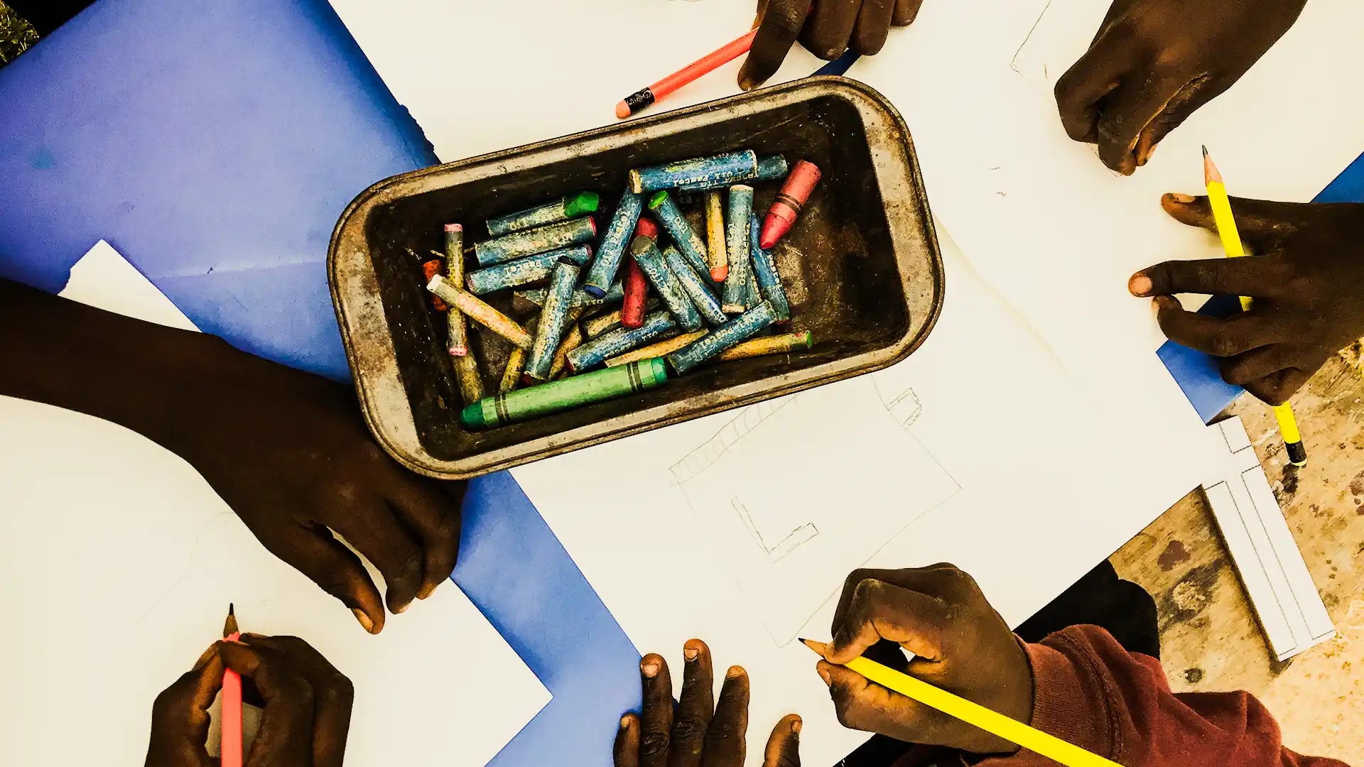 Children drawing at the mojaka library