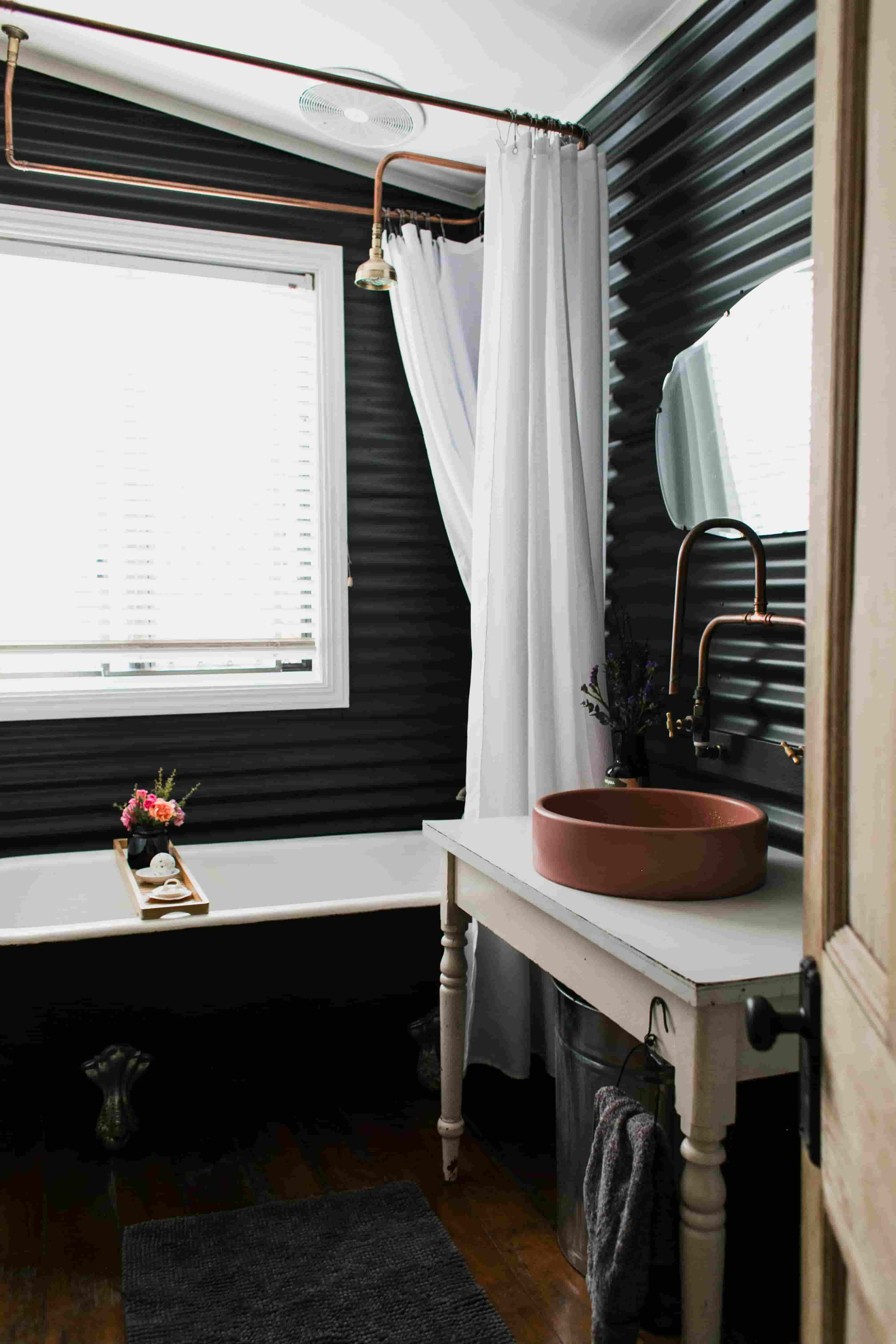 Detalle de azulejos a medida en una ducha reformada