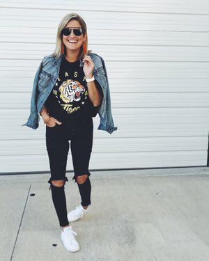 Casual Cool with White Jeans and Graphic Tee
