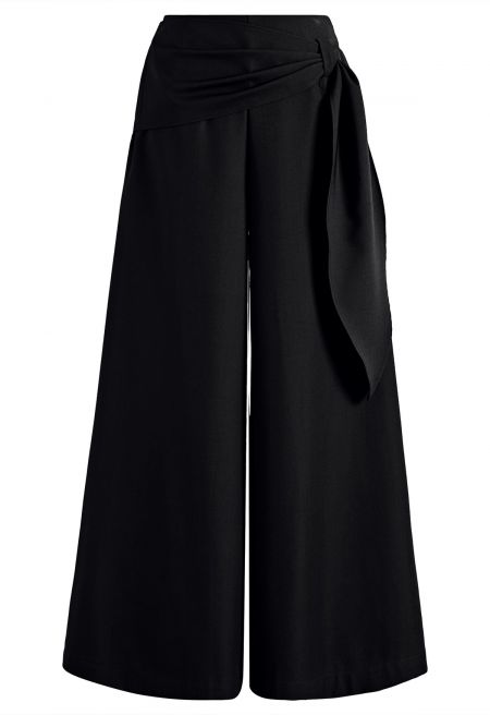 Sleek Monochrome Look with Black Palazzo and Turtleneck