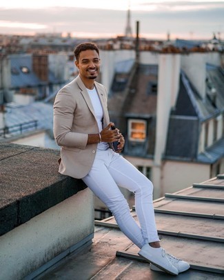Chic Weekend Look: Blazer with White Sneakers