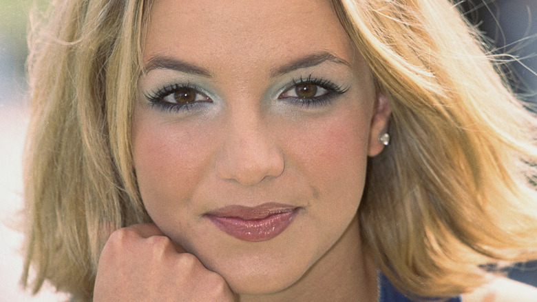 Frosted Lip Gloss and Glittery Eye Makeup for a Pop Look