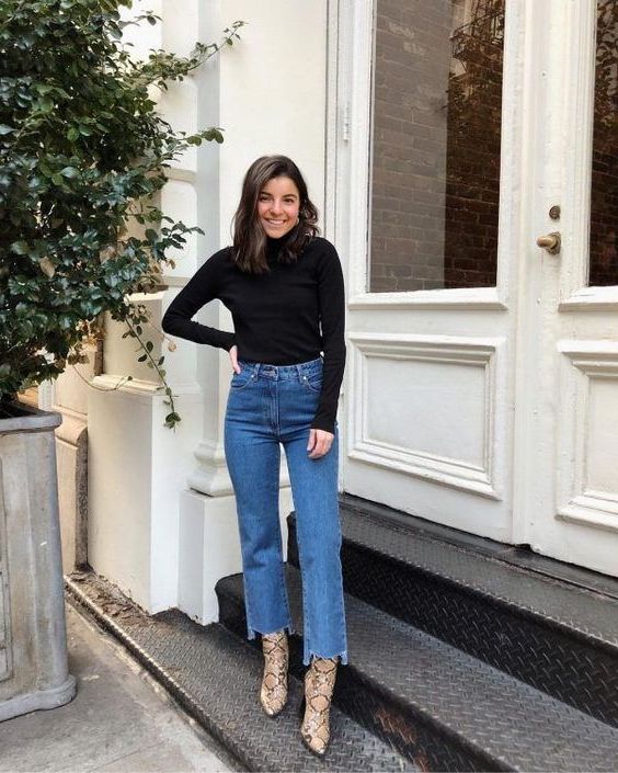 Casual Chic: Tucking a Soft Grey Turtleneck into Mom Jeans