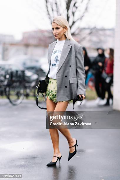 Street Style Edge: Oversized Black Blazer and Graphic Tee