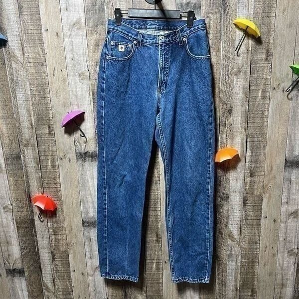 Vintage Vibes: Retro Colorblock Puffers and Mom Jeans