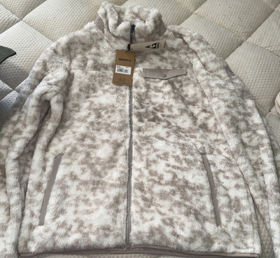 Subtle Prints: Camouflage Puffers with Soft Neutrals