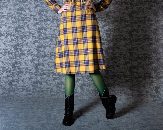 Flared Midi Skirt and Textured Tights for Feminine Flair