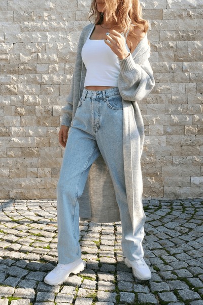 Casual Cool with High-Waisted Mom Jeans