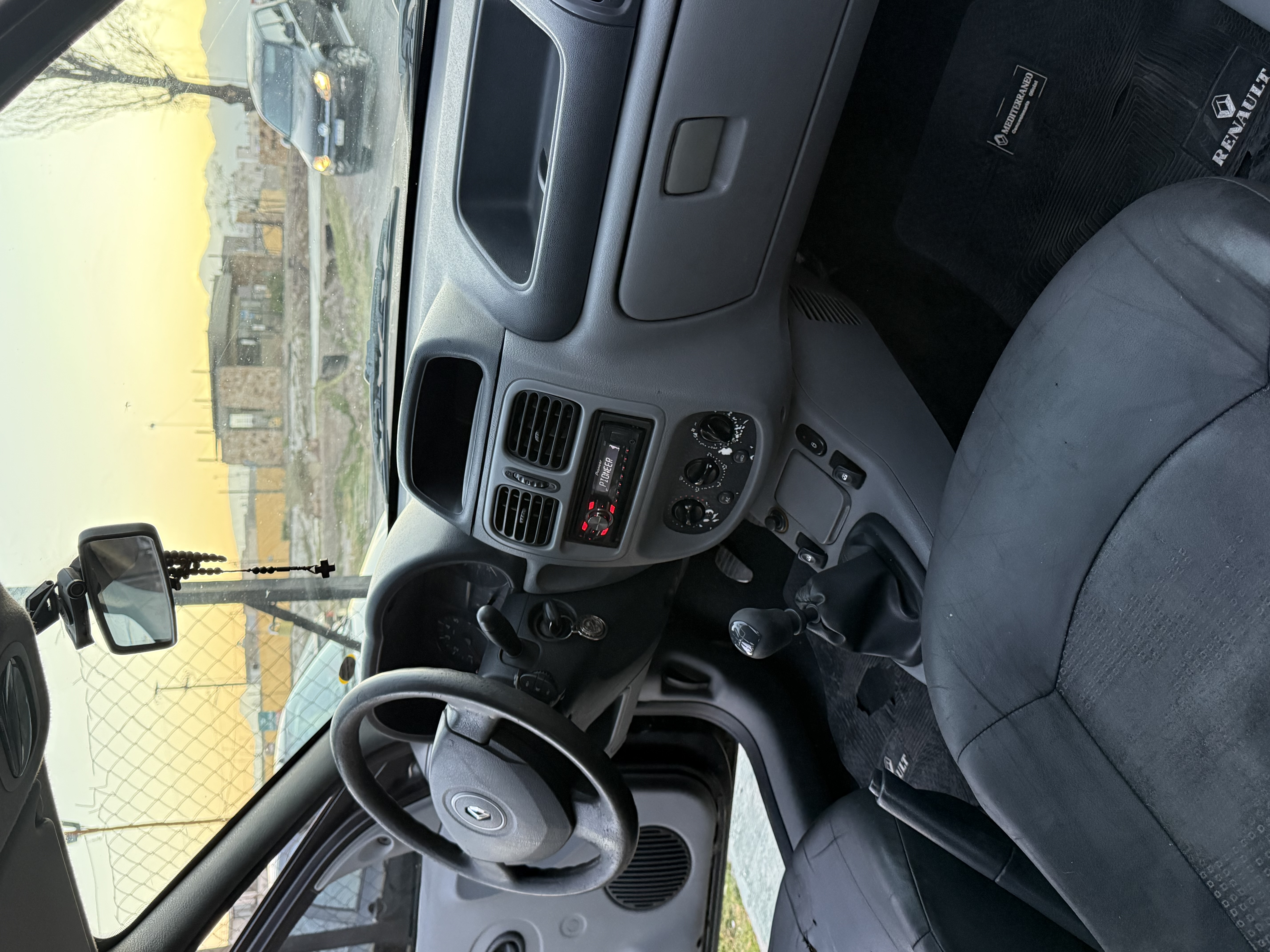RENAULT CLIO AUTHENTIQUE 1.2 PACK II - Vista 3