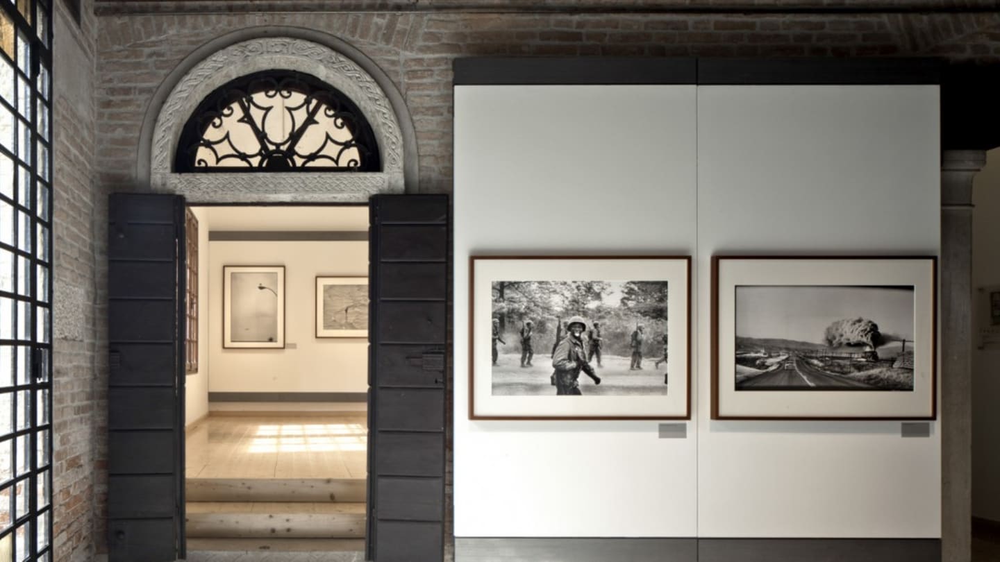 Sala scenografica con fondali e illuminazione d'atmosfera