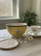 Hand-Painted Yellow Daisy Ceramic Serving Bowl - Vibrant Floral Design 400 ML — view 1