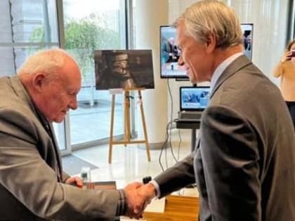 Побратимам из Курбевуа передали капсулу с землей Мамаева Кургана