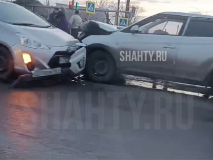 Столкнулись в г. Шахты Hyundai Creta и Toyota Prius