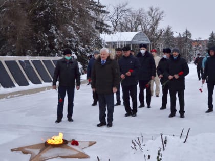 Ремонтненцы  возложили цветы к мемориалу в память 79-ой годовщины освобождения