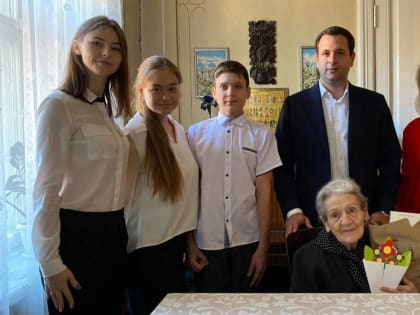 Депутат Михаил Дирацуян и учащиеся школы поздравили долгожителей Пролетарского района