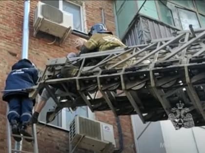 В Ростове спасатели сняли повисшего на водосточной трубе мужчину