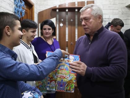 «Ёлка желаний»: юные таганрожцы получили подарки от губернатора