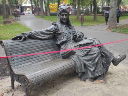 Памятник бабе Яге открыли в Ростове